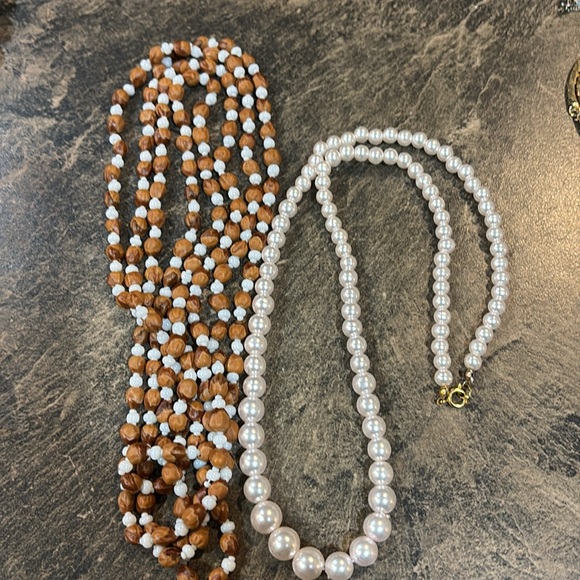 Jewelry lot miscellaneous, eight necklaces and three pins and a scarf pin - Picture 7 of 9